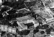 Vue aérienne du site du collège, tout près des théâtres romains. 